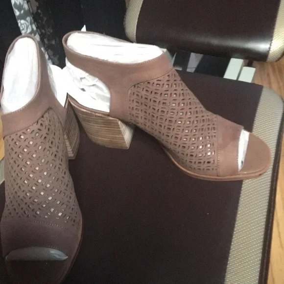 Vince Camuto leather heels - Picture 2 of 3